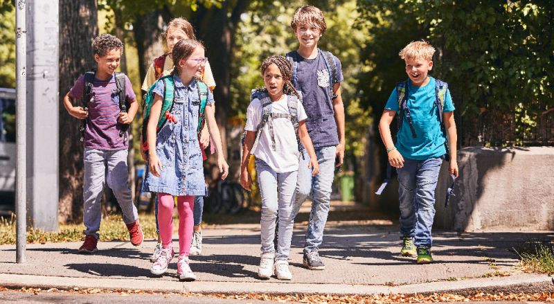 Gruppe fröhlicher Kinder an einer Straße